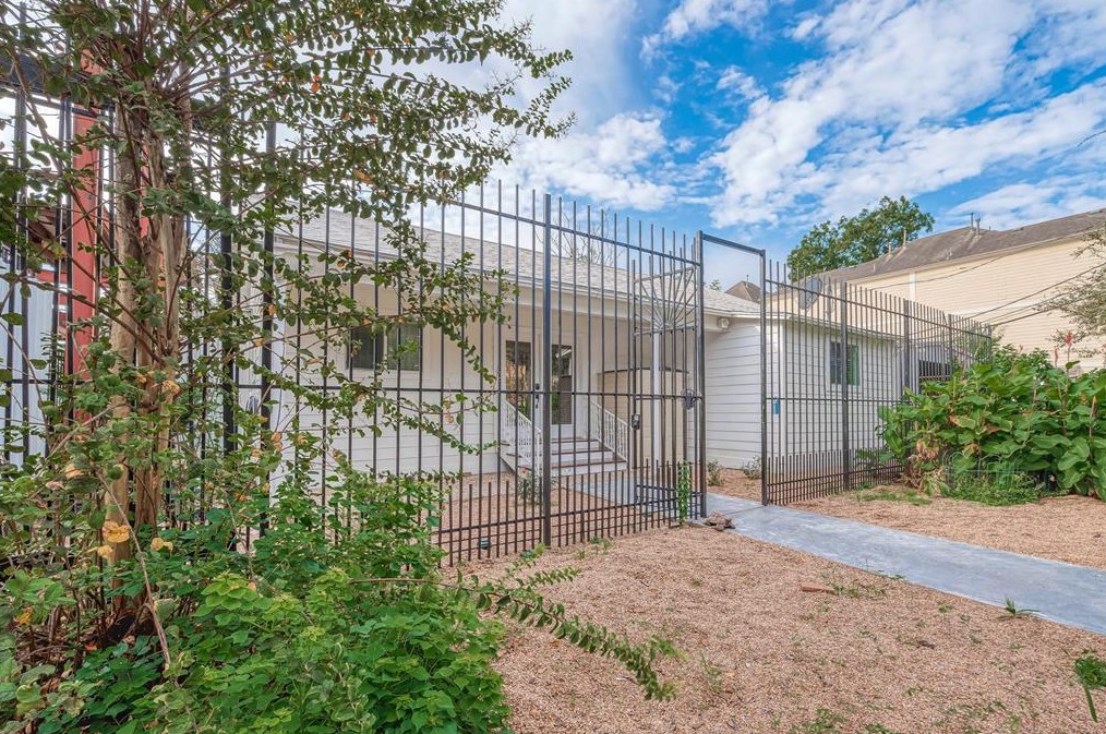 5227 Schuler St, Houston, TX 77007