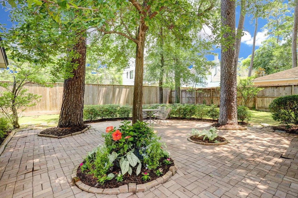 12434 Huntingwick Dr, Houston TX  77024-4906 exterior