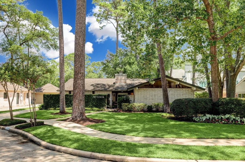 12434 Huntingwick Dr, Houston, TX 77024-4906