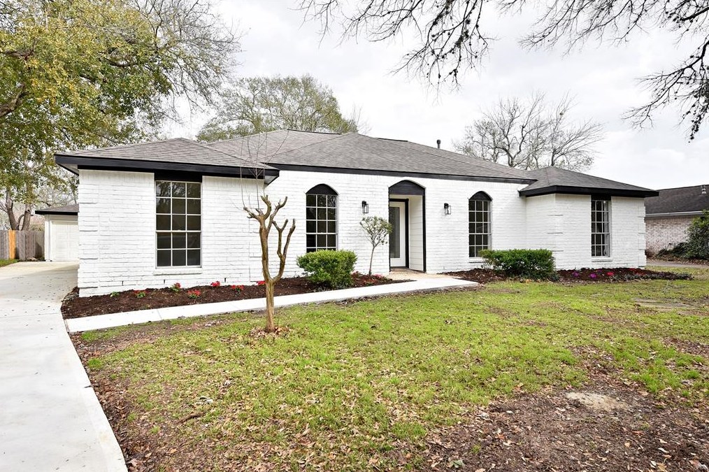 1510 Briarbank Dr, Sugar Land, TX 77498-2388