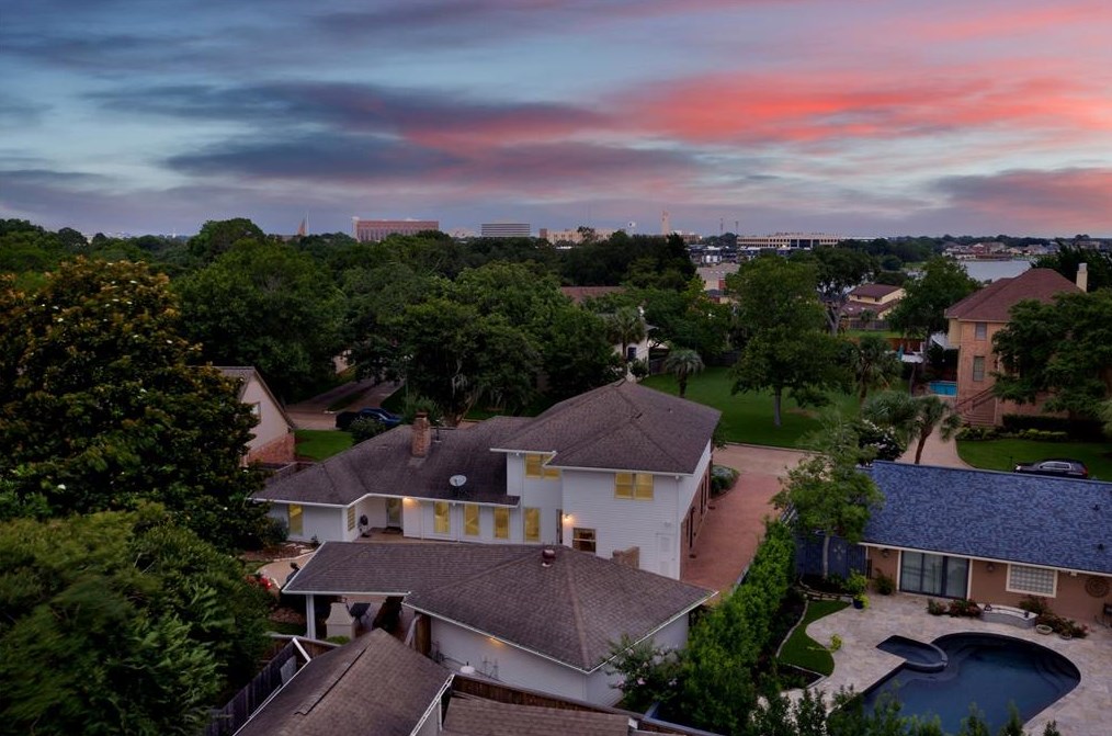 18507 Prince William Ln, Houston TX  77058-4222 exterior