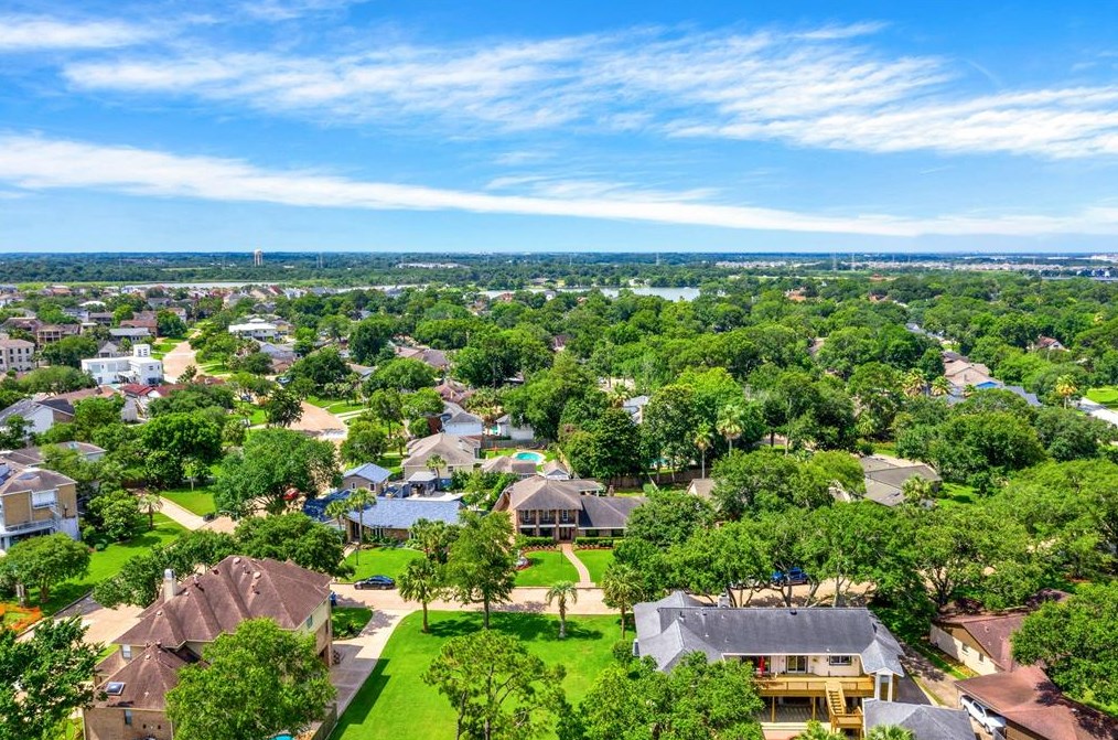 18507 Prince William Ln, Houston TX  77058-4222 exterior