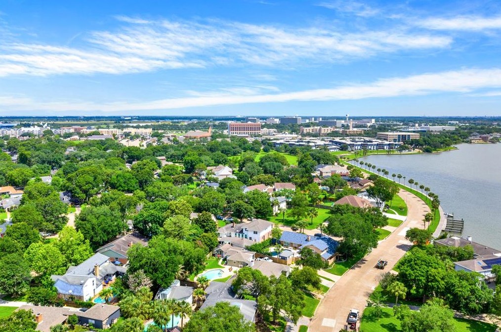 18507 Prince William Ln, Houston TX  77058-4222 exterior