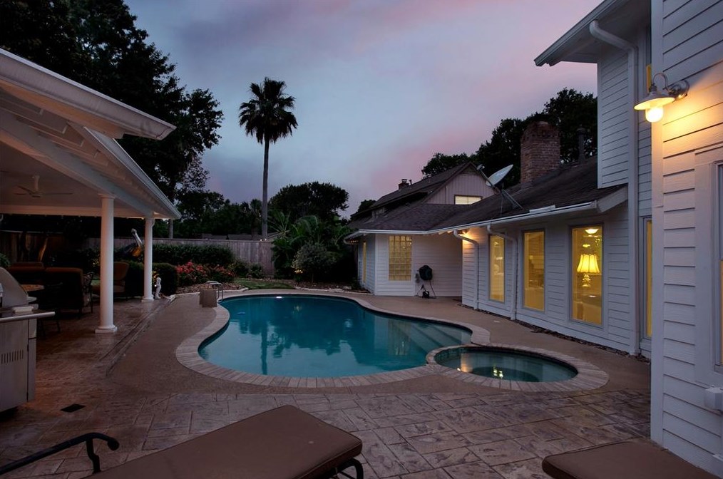 18507 Prince William Ln, Houston TX  77058-4222 exterior