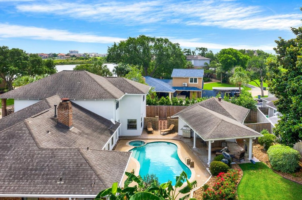 18507 Prince William Ln, Houston TX  77058-4222 exterior