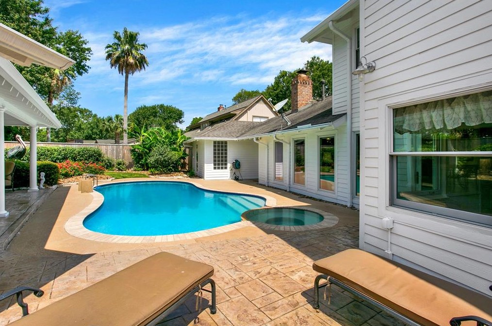 18507 Prince William Ln, Houston TX  77058-4222 exterior