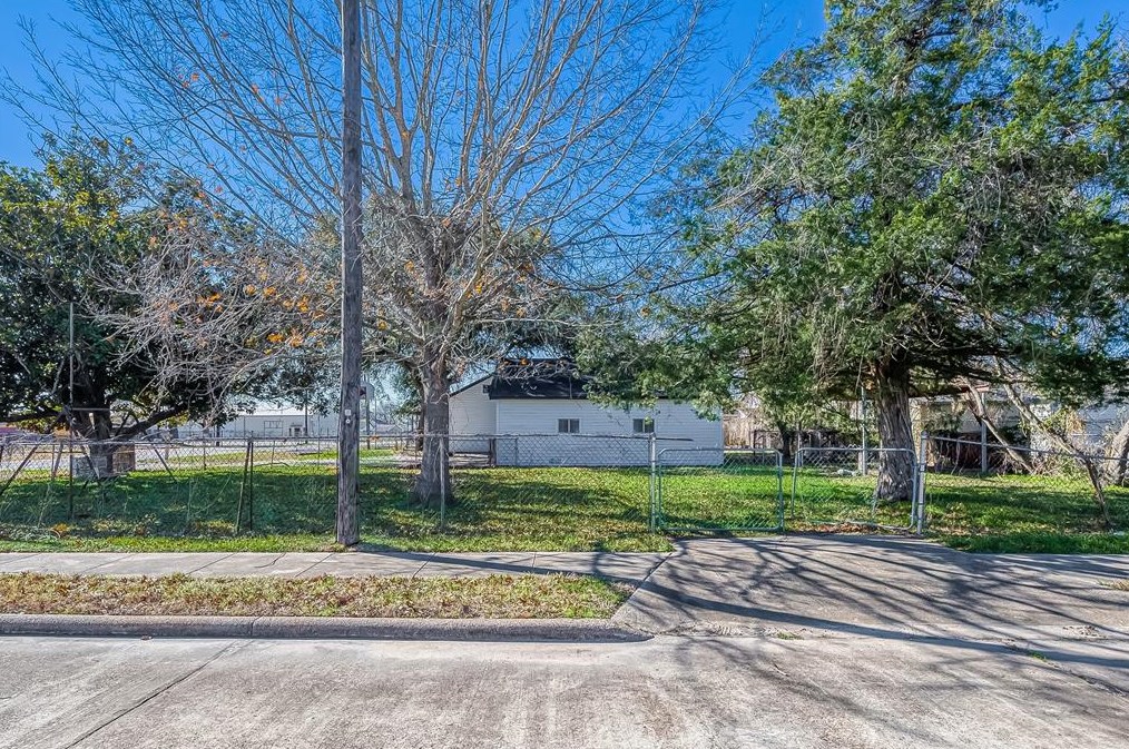 1305 Airhart Dr, Baytown, TX 77520-4105