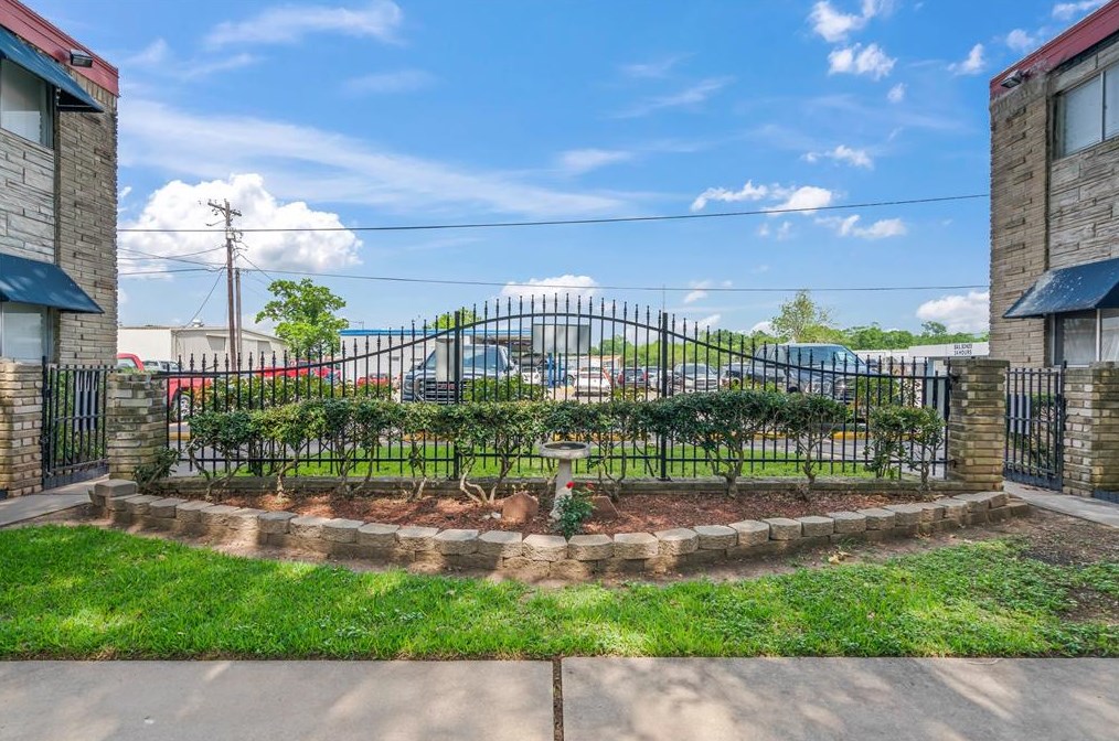 105 N Rockisland Street N, Angleton, TX 77515