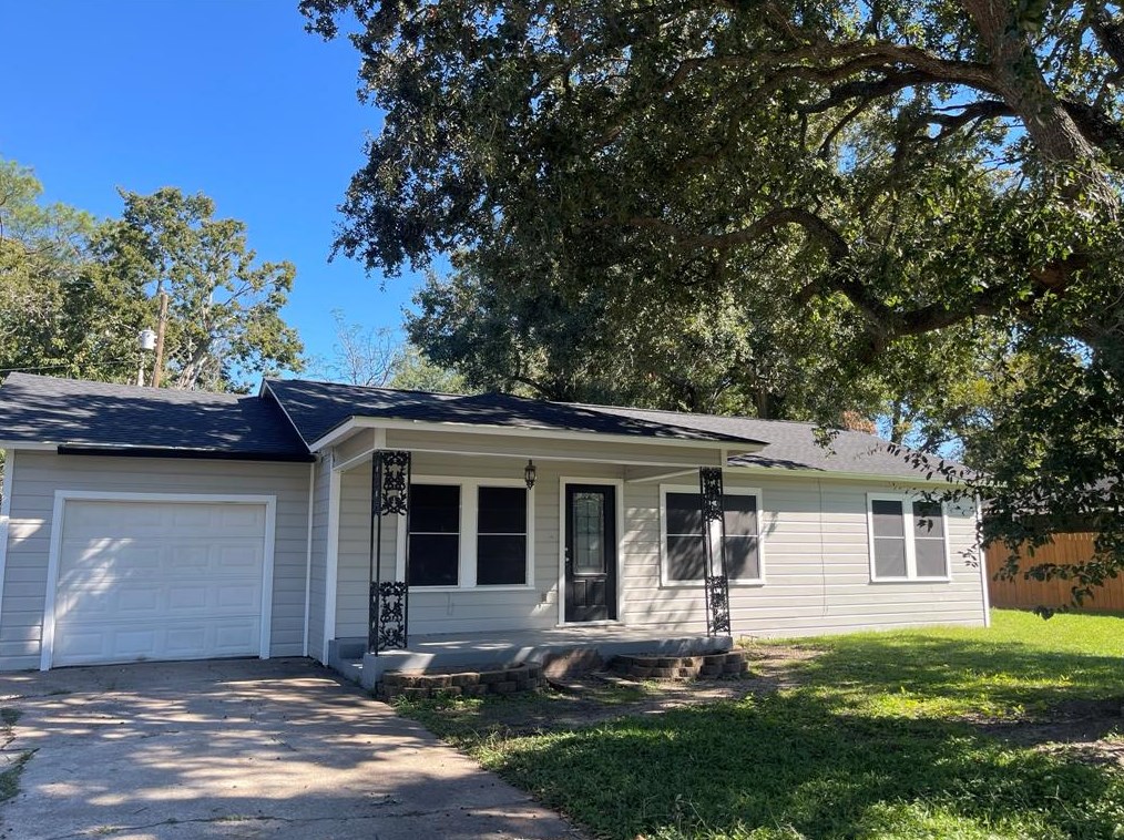 612 Willow St, Angleton, TX 77515
