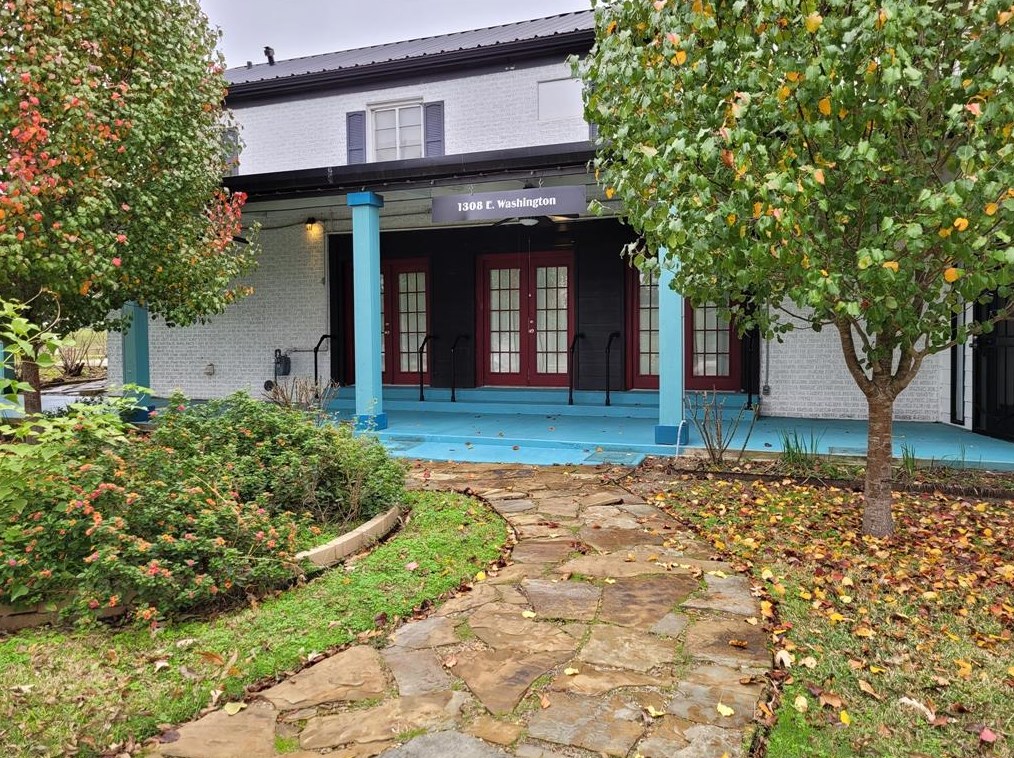 1308 W Washington Ave, White Hall, TX 77868