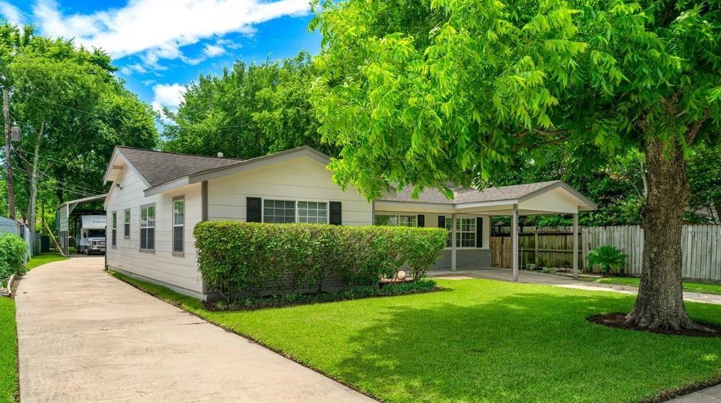 8527 Ridgepoint Dr, Houston, TX 77055