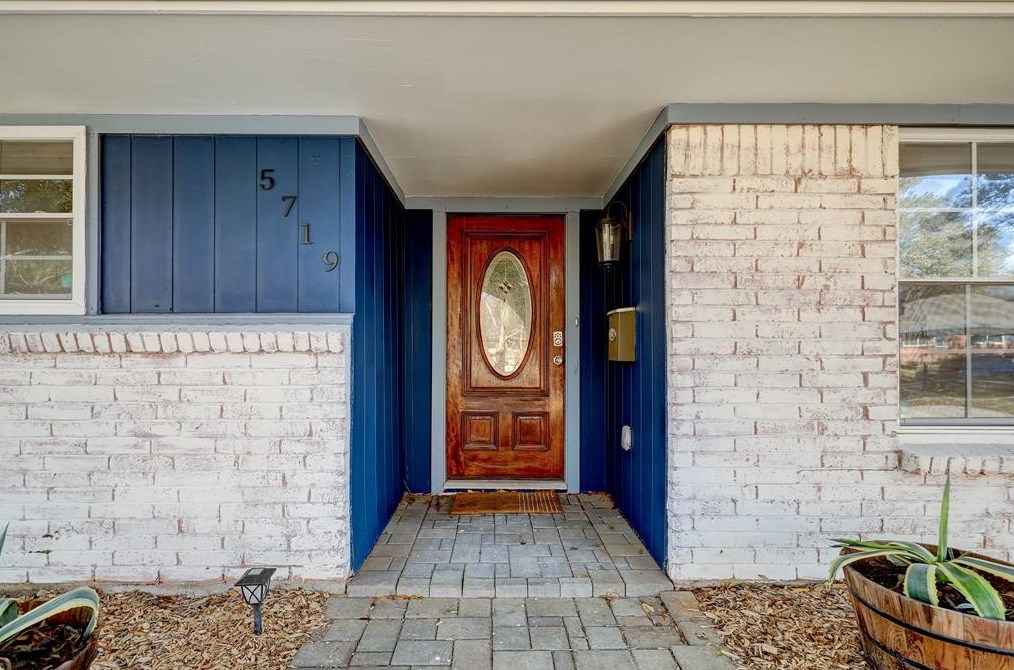 5719 Cerritos Dr, Houston TX  77035-2513 exterior