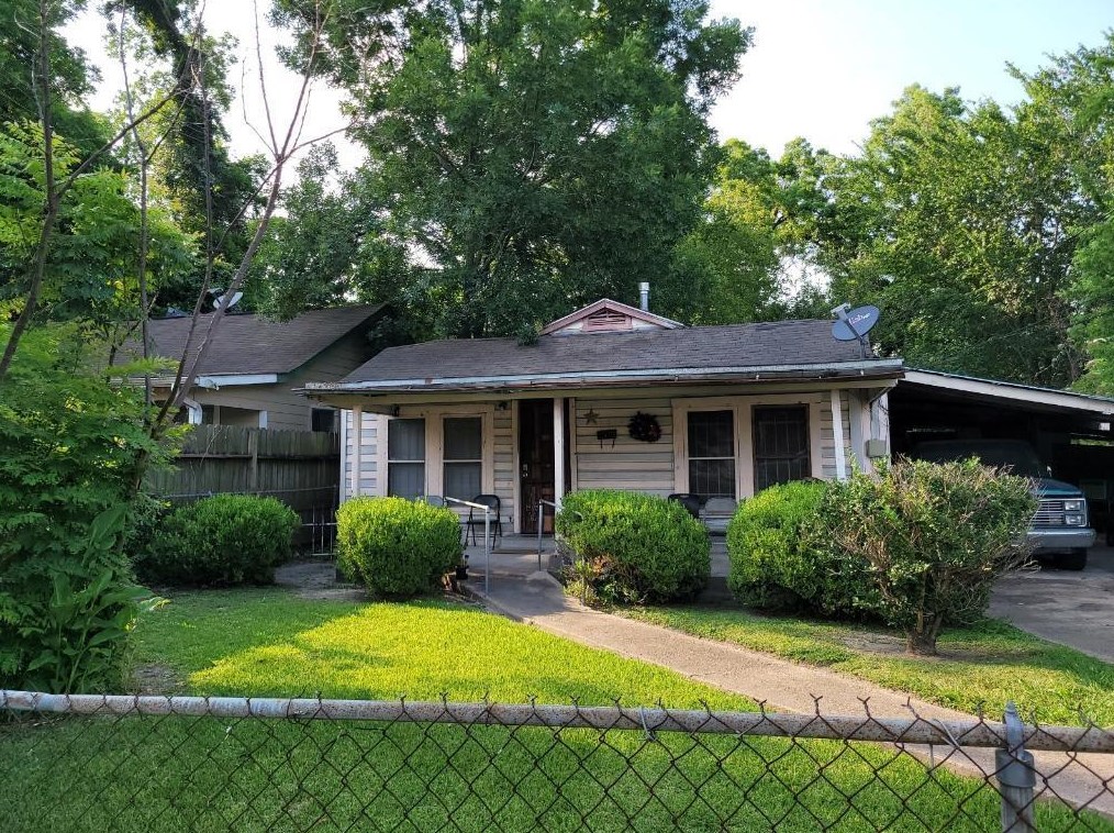 3933 Melbourne St, Houston, TX 77026-1422