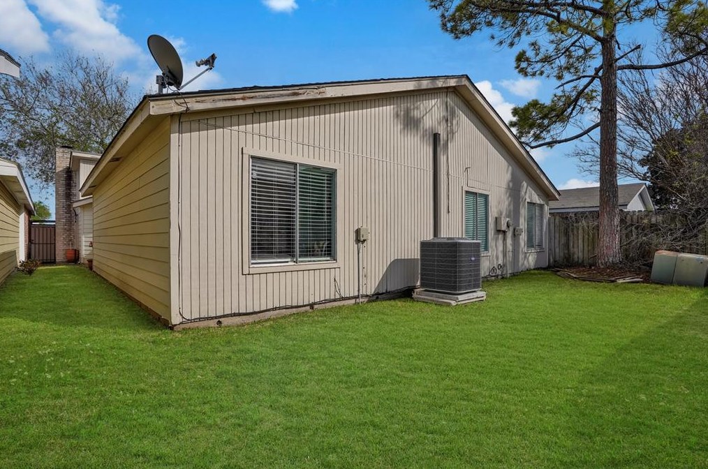6402 Grandvale Dr, Houston TX  77072-1516 exterior