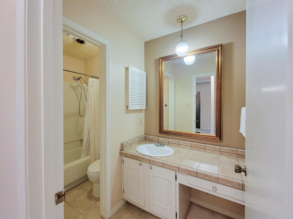 11813 Southlake Dr, Houston TX  77077-6762 exterior