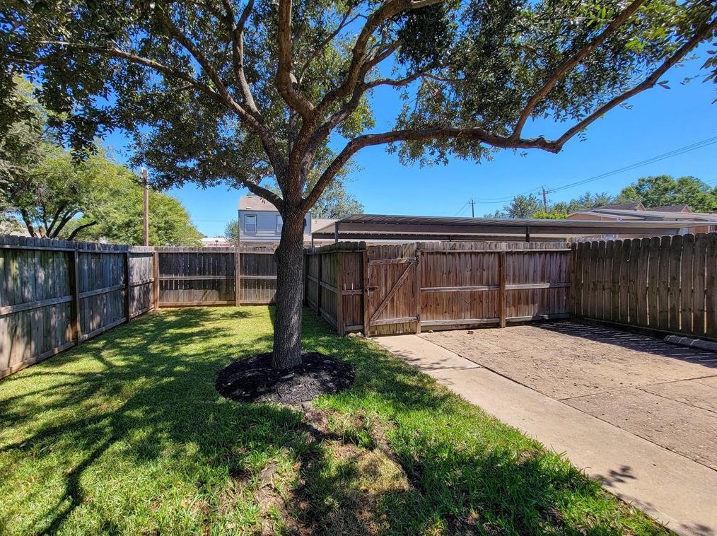 11813 Southlake Dr, Houston TX  77077-6762 exterior