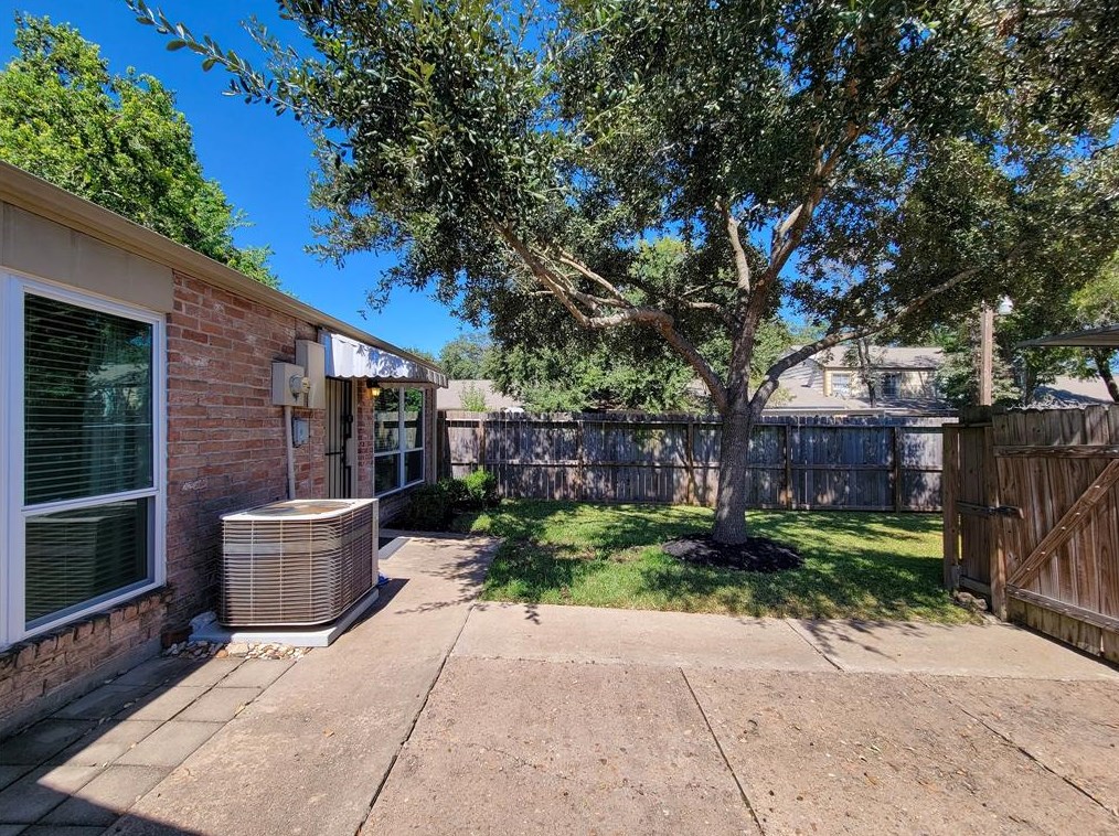 11813 Southlake Dr, Houston TX  77077-6762 exterior