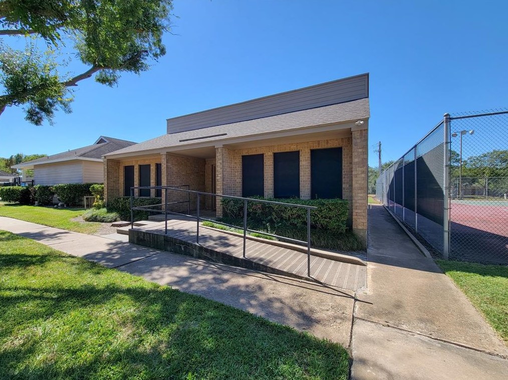 11813 Southlake Dr, Houston TX  77077-6762 exterior