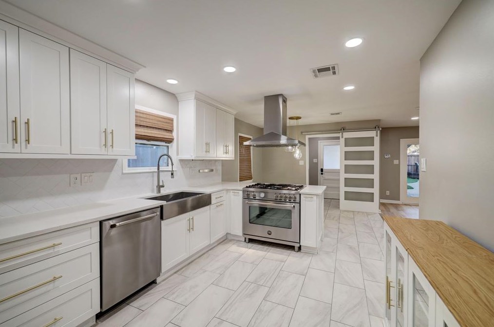978 Chamboard Ln, Houston TX  77018-3200 exterior