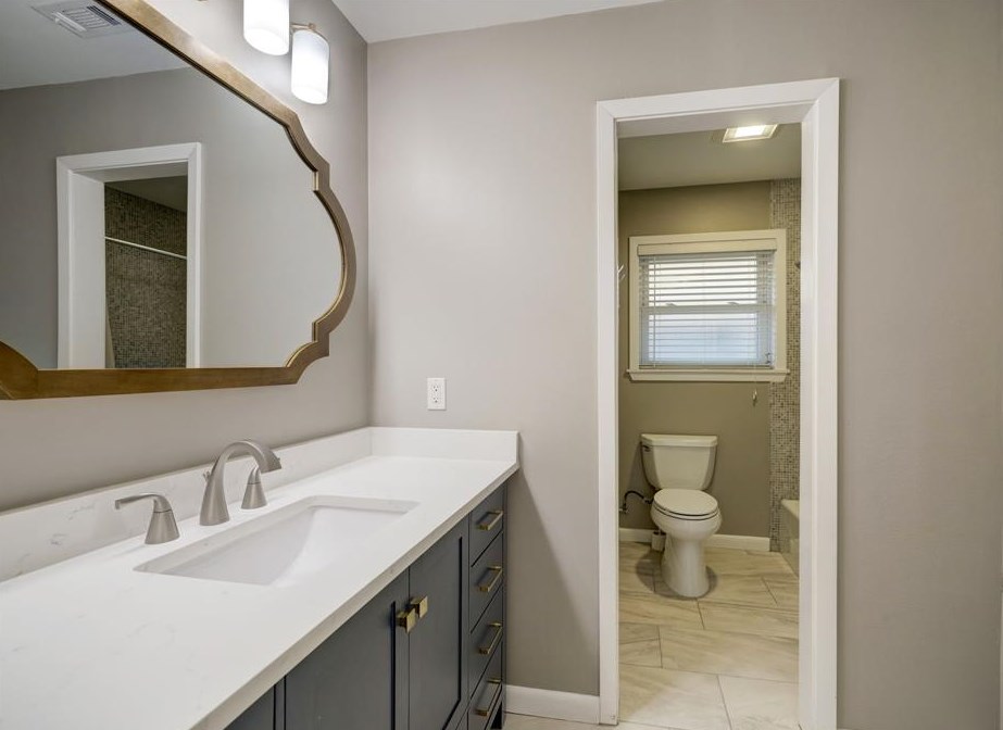 978 Chamboard Ln, Houston TX  77018-3200 exterior