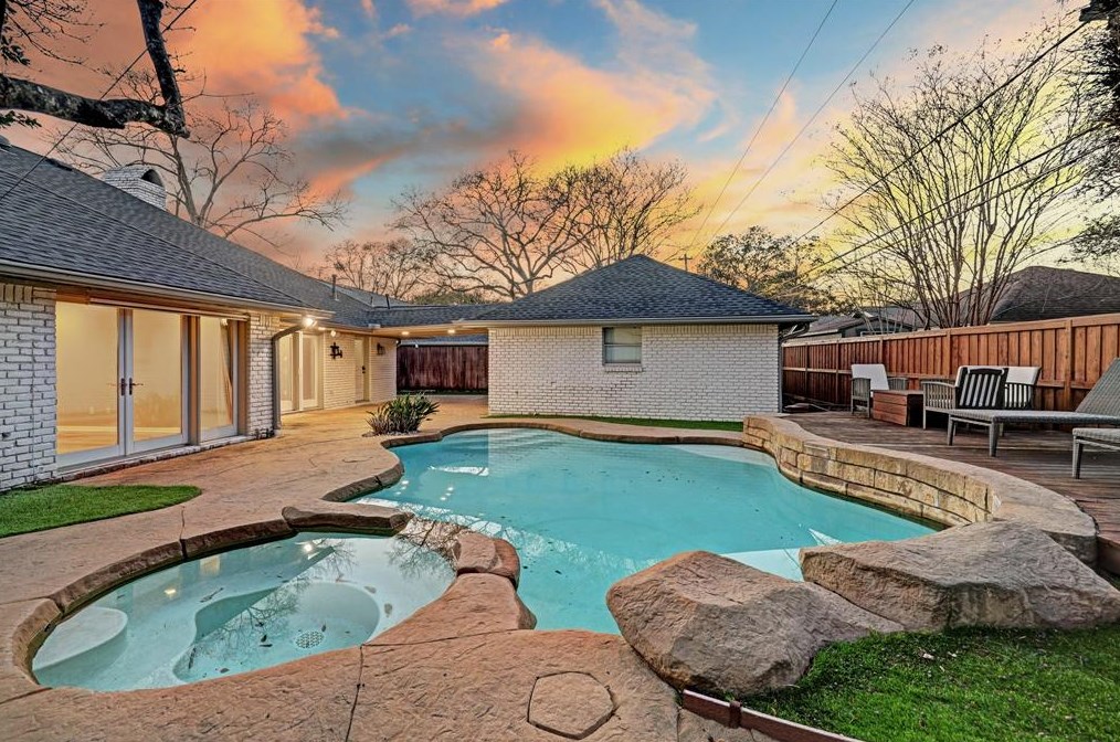 978 Chamboard Ln, Houston TX  77018-3200 exterior