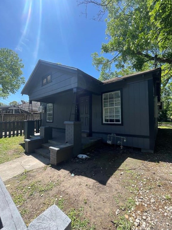105 Adoue St, Baytown, TX 77520-4957