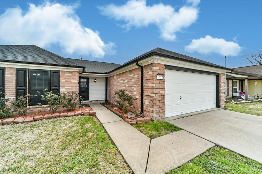 1613 Brook Meadow Dr, Morgans Point, TX 77571