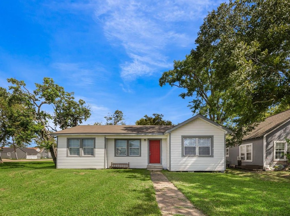 1026 W 5th St, Jones Creek, TX 77541