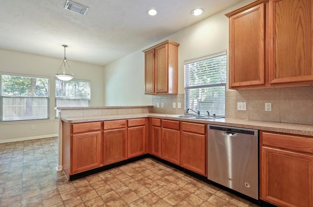 223 Fairwind Trail Ct, Conroe TX  77385-3752 exterior