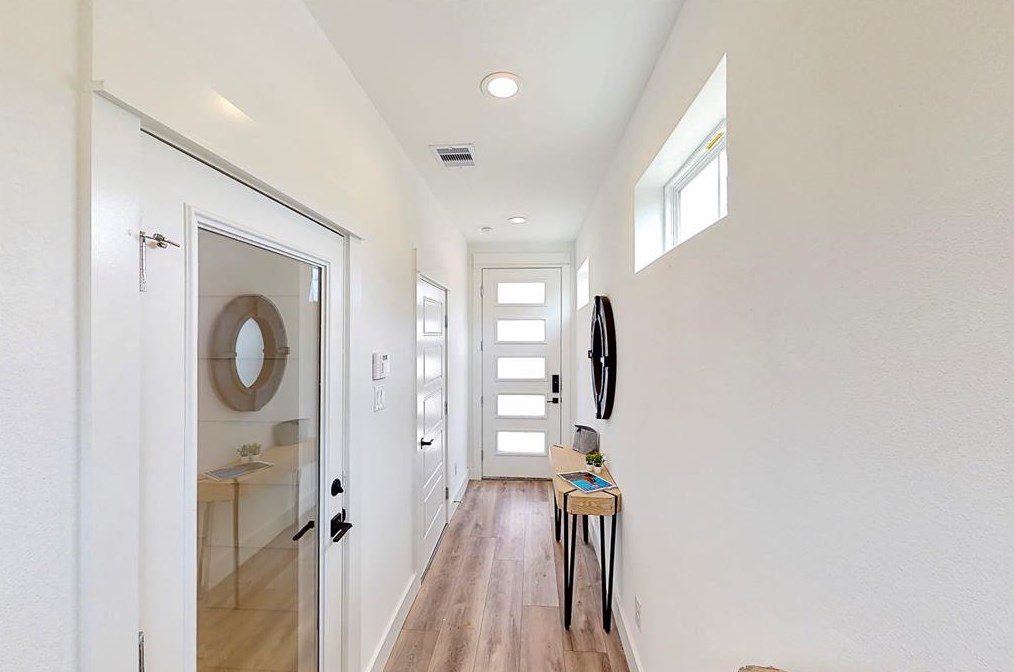 3072 Jensen Dr, Houston TX  77026-5513 exterior