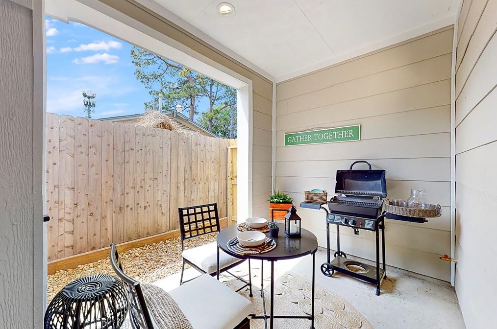 3072 Jensen Dr, Houston TX  77026-5513 exterior