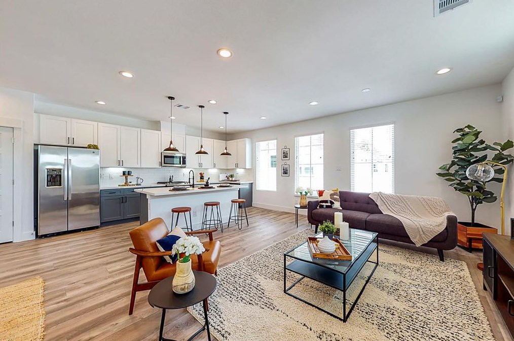 3072 Jensen Dr, Houston TX  77026-5513 exterior