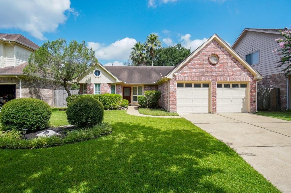 4707 Sunshine Dr, Sugar Land, TX 77479