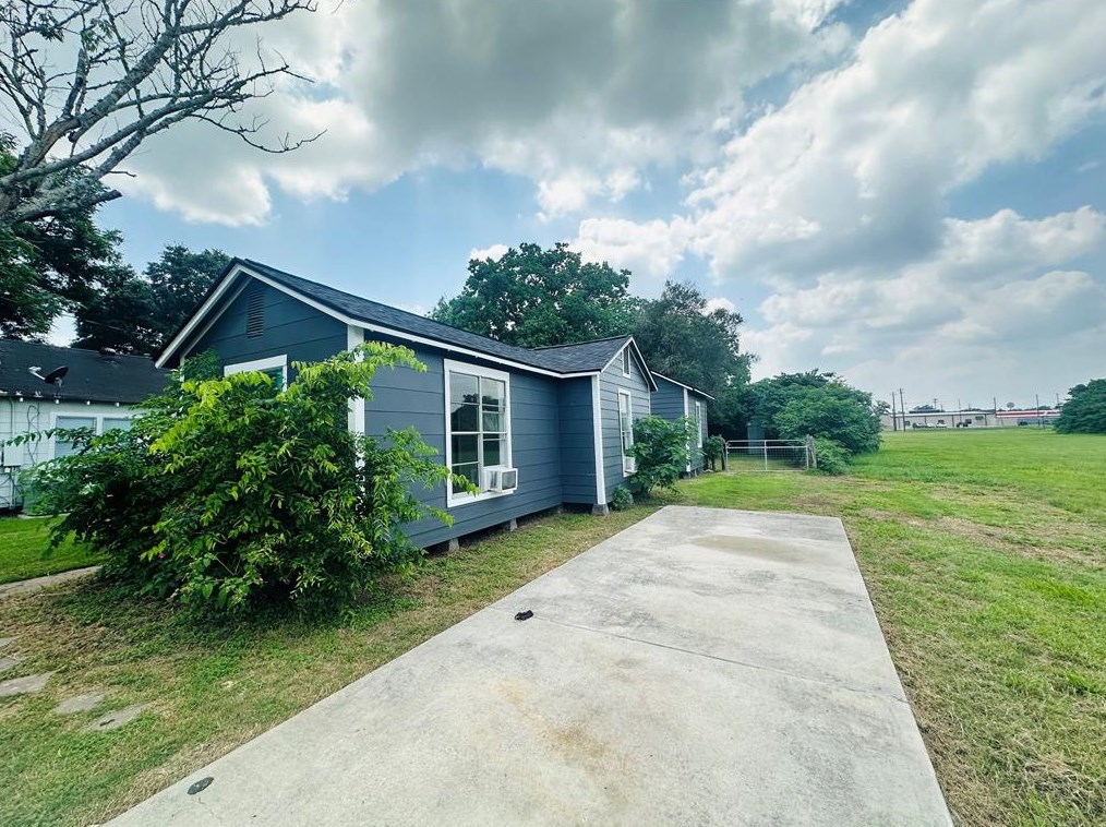 1513 Moore St, Dinsmore, TX 77488