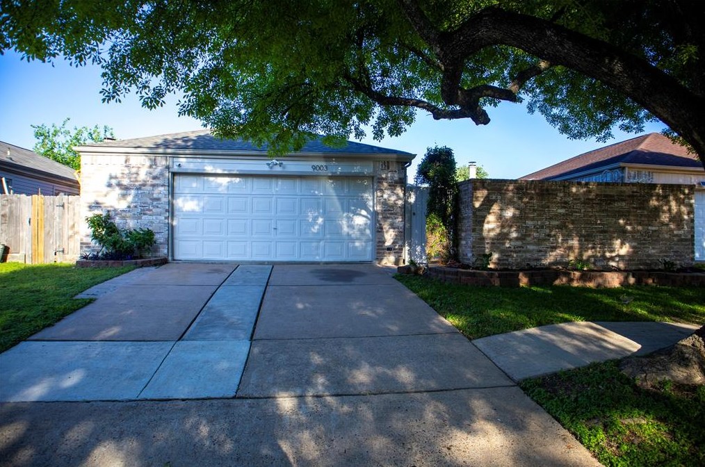 9003 Belle Glen Dr, Houston, TX 77099-1507
