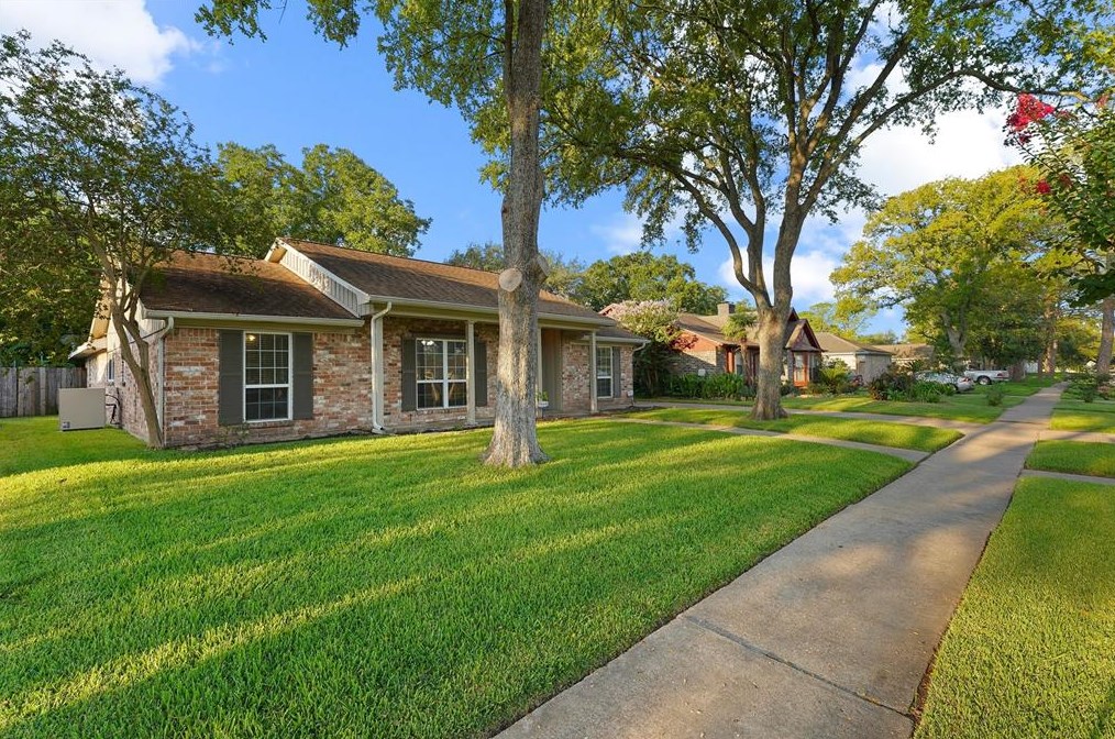 13811 Piping Rock Ln, Houston, TX 77077-5428