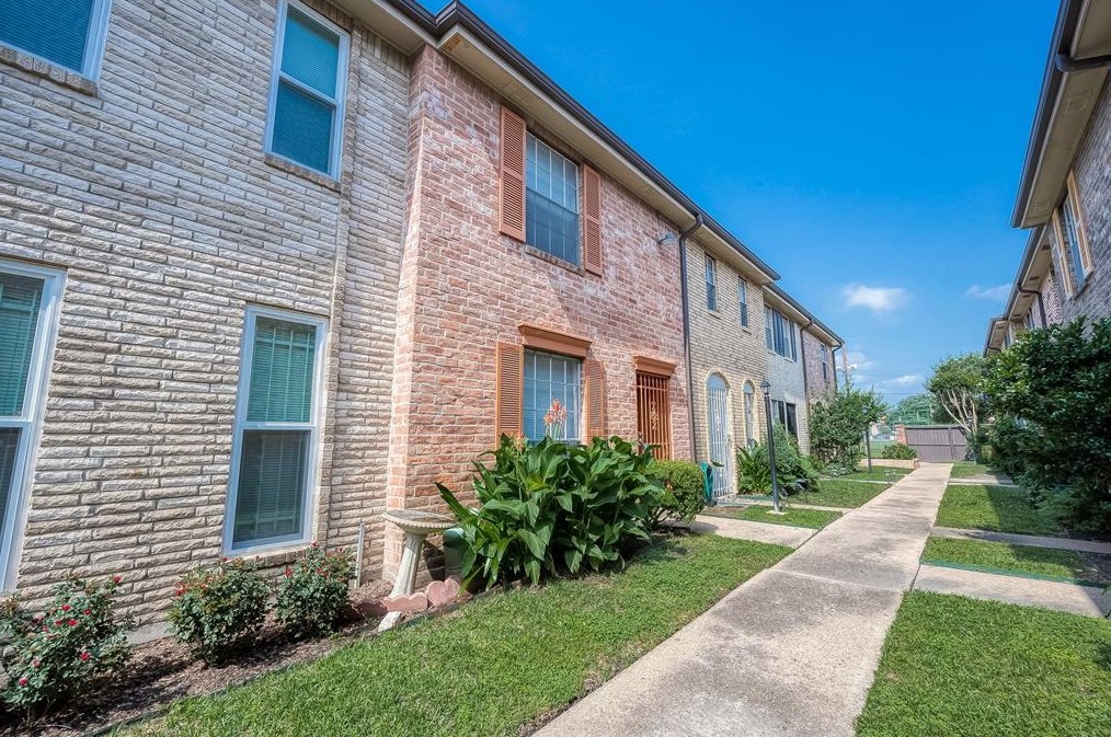 1715 Moritz Dr, Houston, TX 77055-3211
