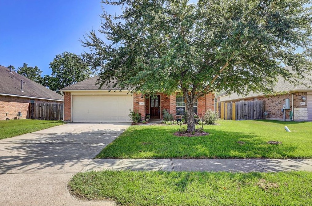 1018 Red River St, League City, TX 77573