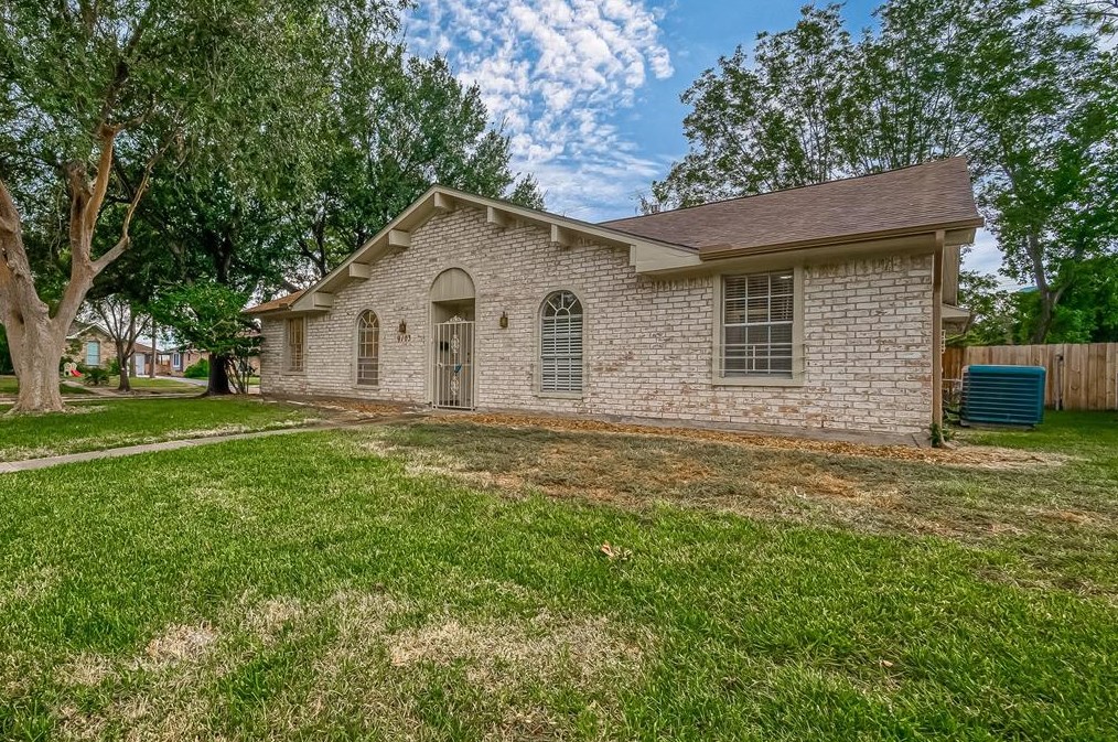 9103 Twin Hills Dr, Houston, TX 77031