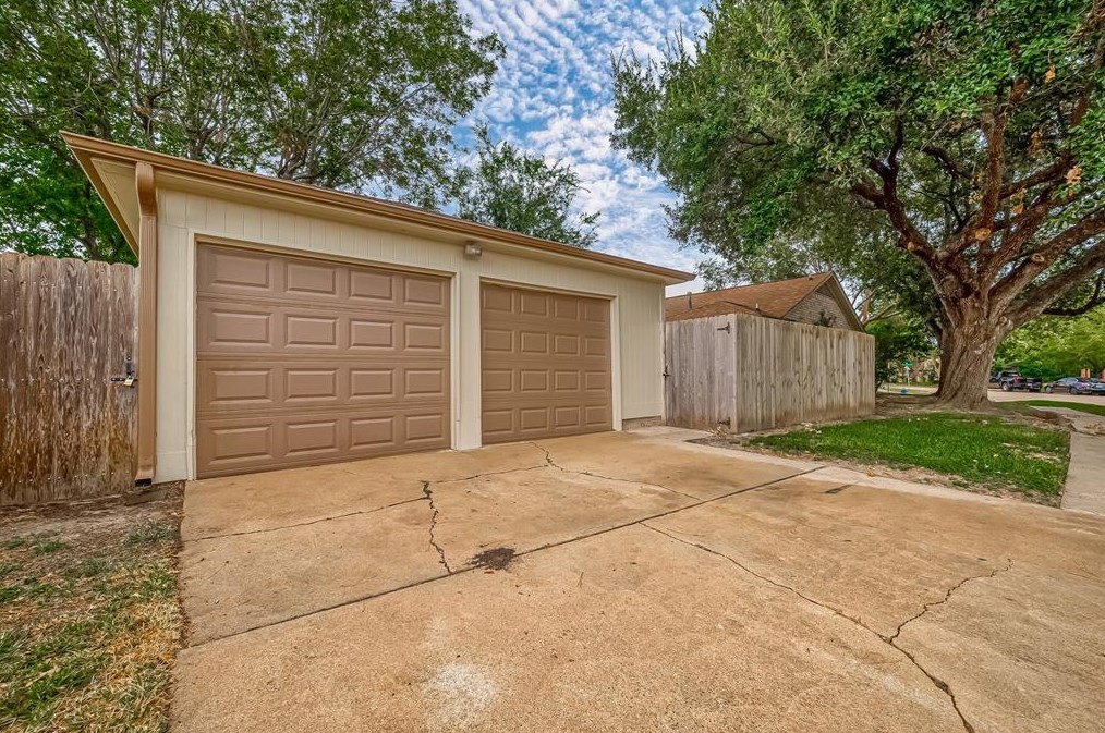 9103 Twin Hills Dr, Houston TX  77031-1117 exterior