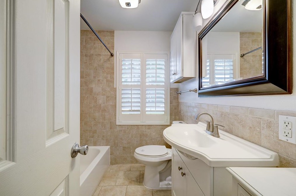 1811 Hewitt Dr, Houston TX  77092-5120 exterior