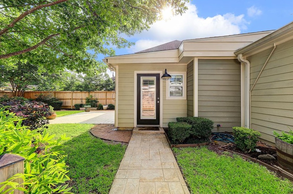 1811 Hewitt Dr, Houston TX  77092-5120 exterior