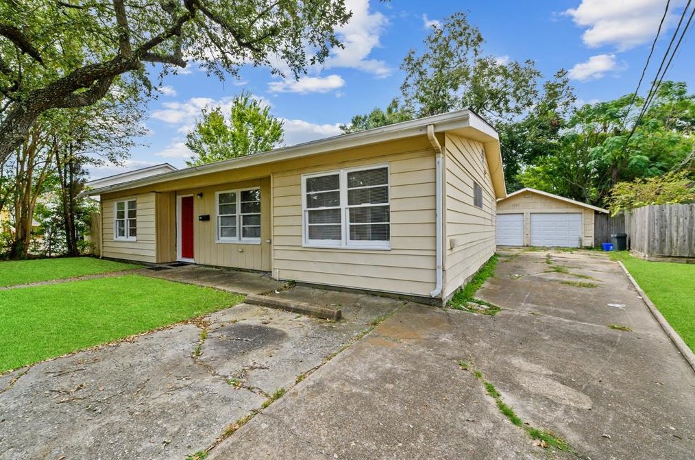2003 Kentucky St, Baytown, TX 77520