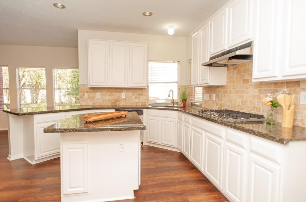 1607 Rustic Oak Ln, Taylor Lake Village, TX 77586