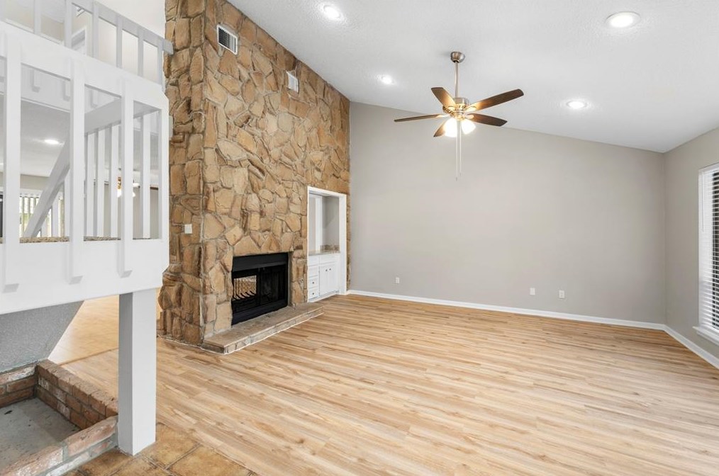 542 Enchanted Hollow Dr, Spring, TX 77388-6108