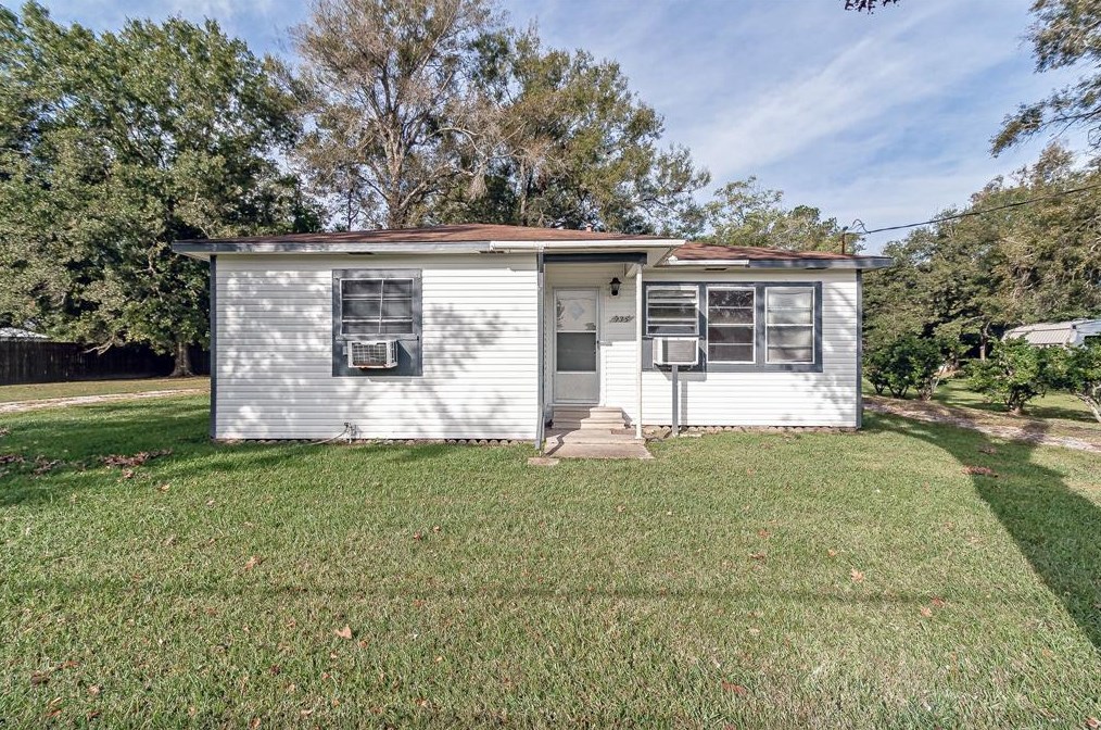 935 Sunnyside Dr, Bridge City, TX 77611-2437