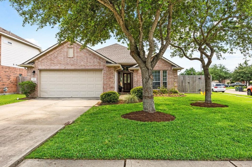 1819 High Falls Ln, Pearland, TX 77581-5687