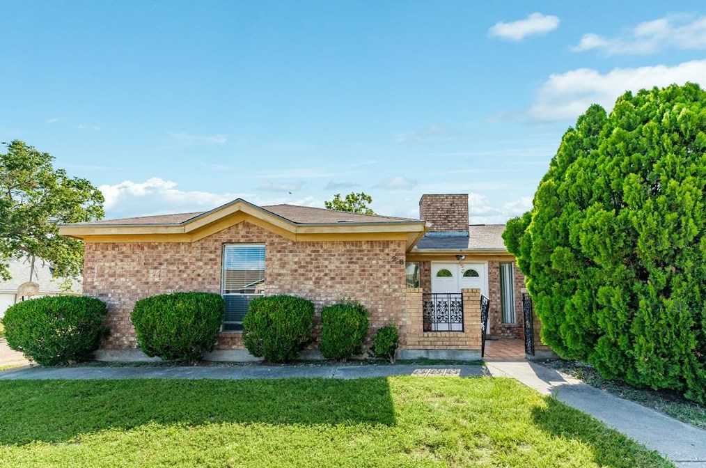 28 Back Bay Cir, Galveston, TX 77551