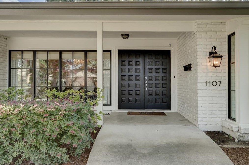 1107 Briarmead Dr, Houston TX  77057-1148 exterior