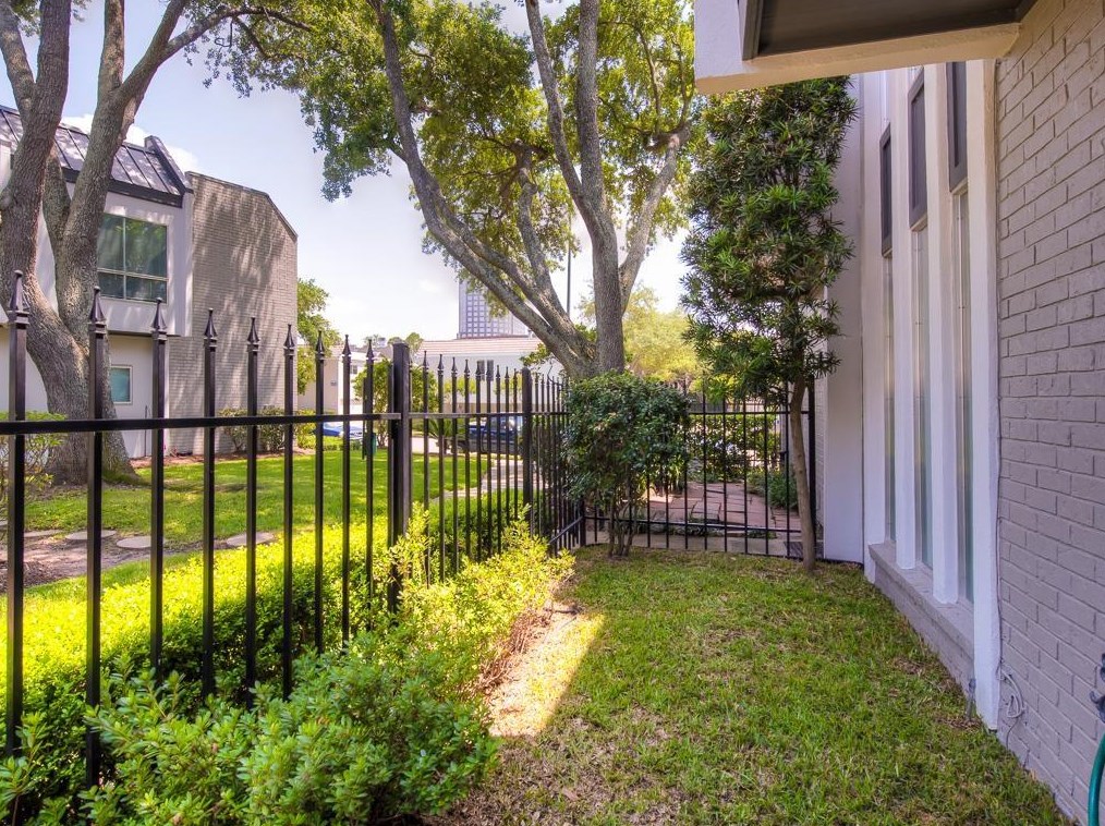 1300 Augusta Dr Apt 41, Houston, TX 77057
